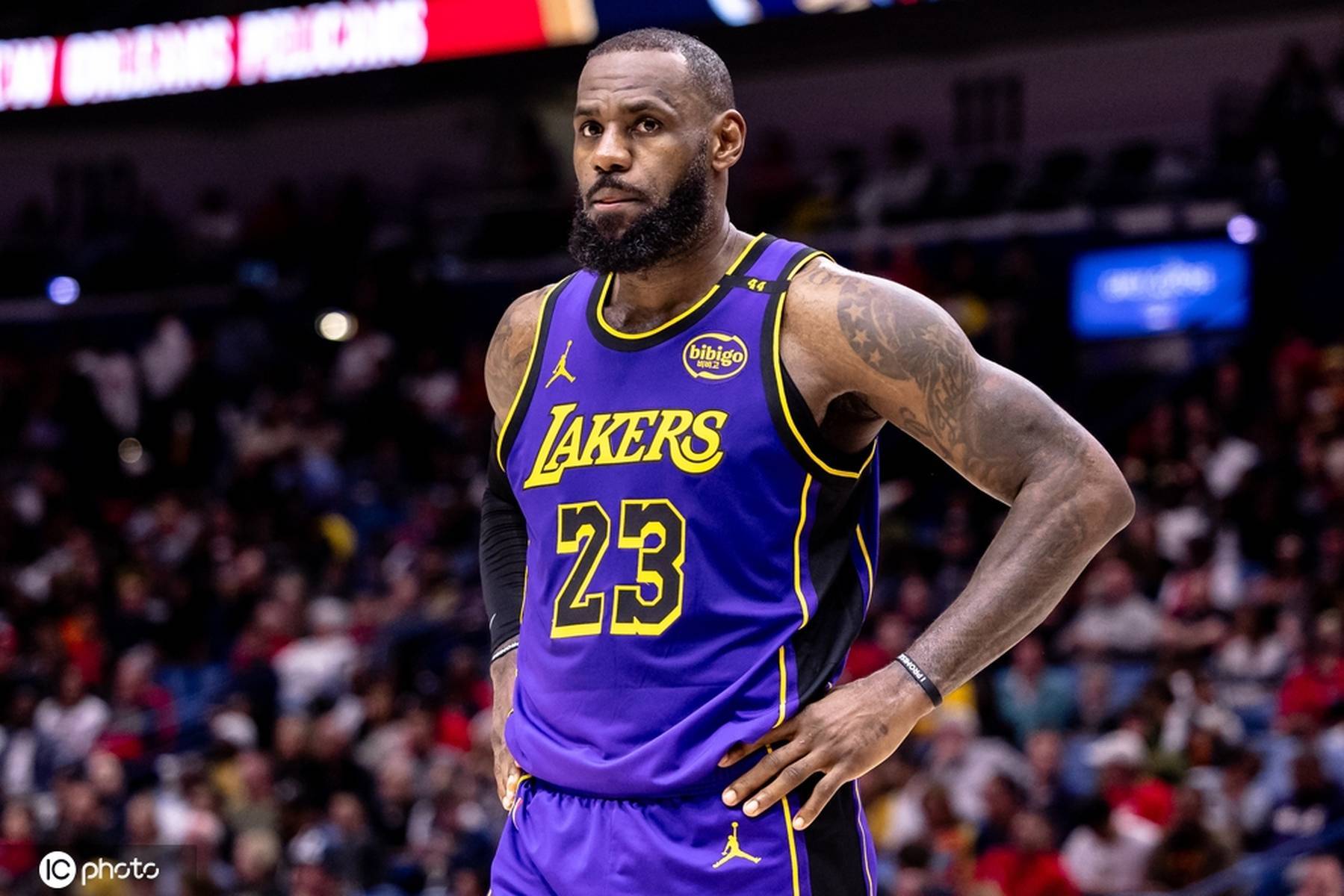 爱游戏注册入口-詹姆斯意外战胜巴黎圣日耳曼，重返赛场引爆全场！赢得满堂喝彩-爱游戏注册入口