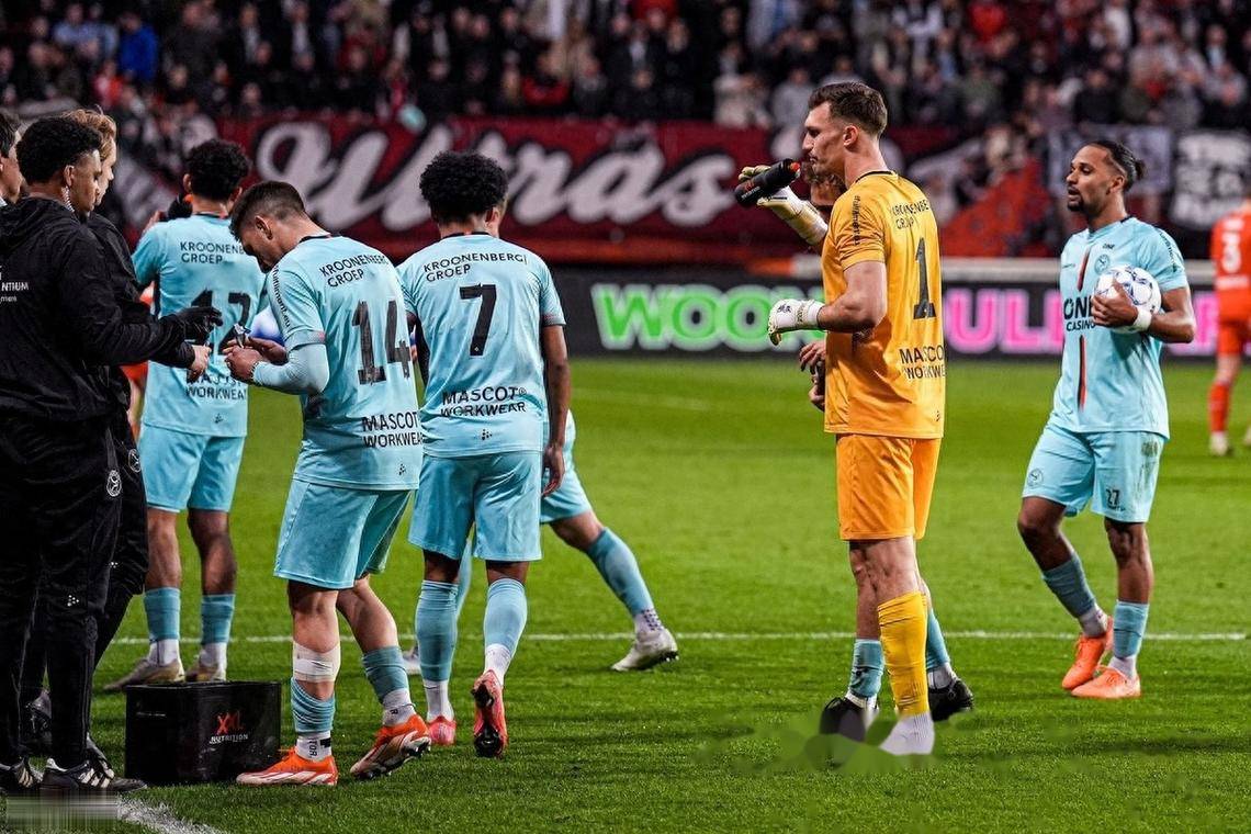 包含荷甲倒计时，埃因霍温今晚扳平良机，细节引发关注，质疑声仍在，身体对抗强度拉满的词条